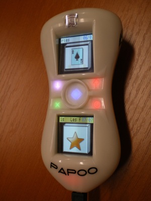 Photo du Papoo en position vertical et les boutons lumineux activés
